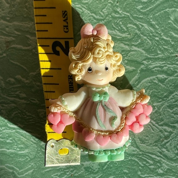 Vintage Precious Moments Brooch Pin Heart Garland Blonde Girl Dress - Picture 3 of 3